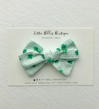 Load image into Gallery viewer, Green Clovers