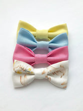 Load image into Gallery viewer, Peppermint Twist - Bow Tie
