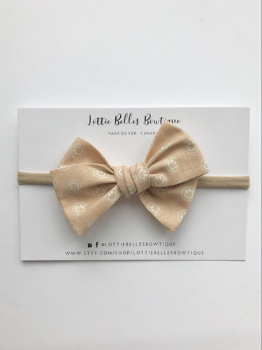 Hair bows for babies, hair clips, toddler hair bow, baby hair bow, Disney hair bow, princess hair bow, baby headband bow, smiley face hair bow